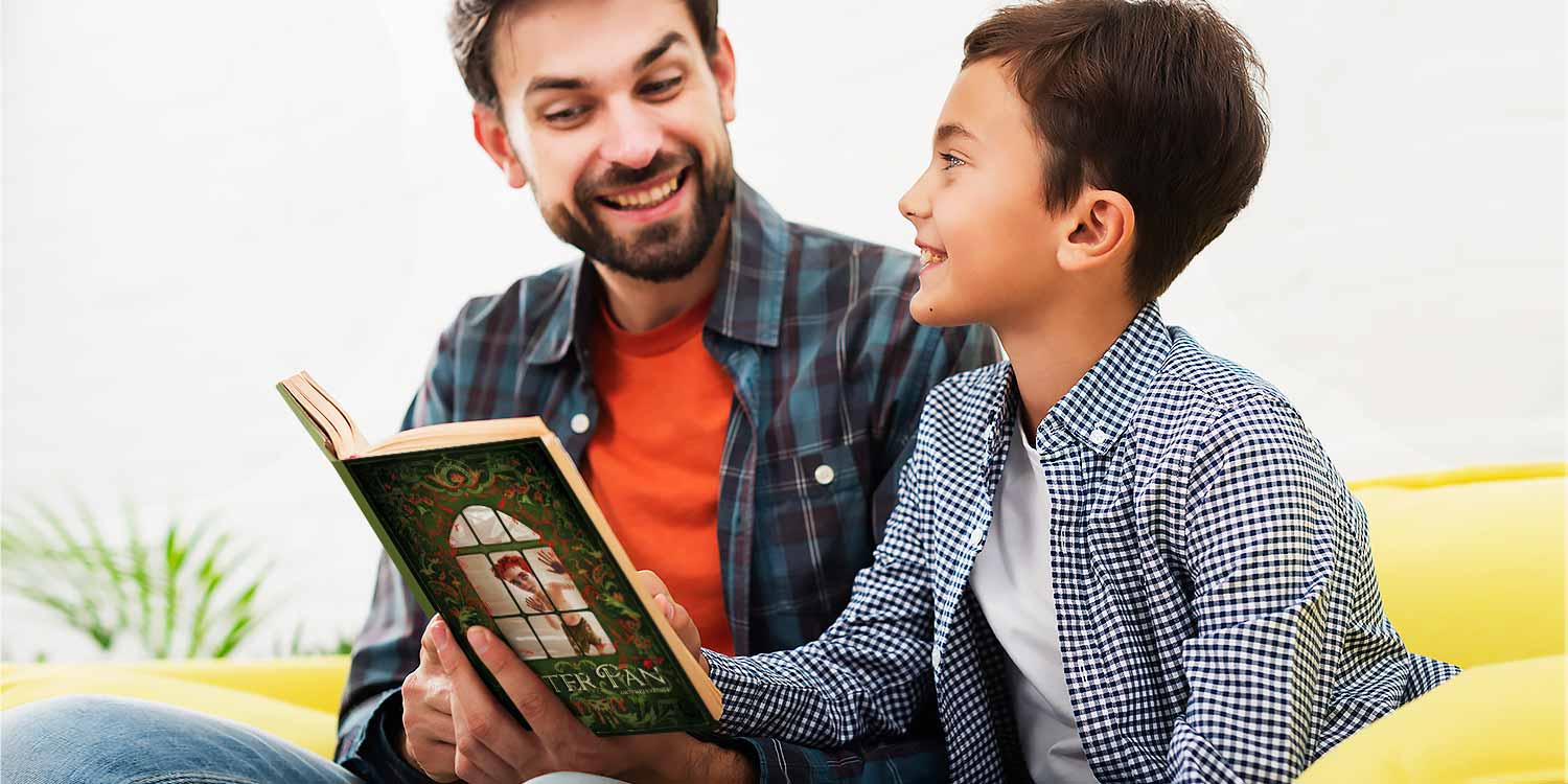 Leyendo libros infantiles clásicos con los pequeños de la familia